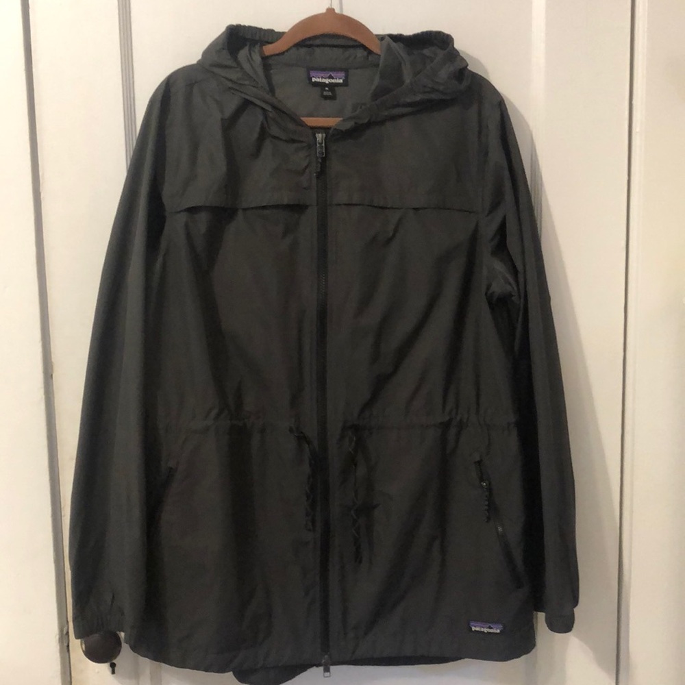 XL Patagonia Rain Jacket - option to sinch waist!